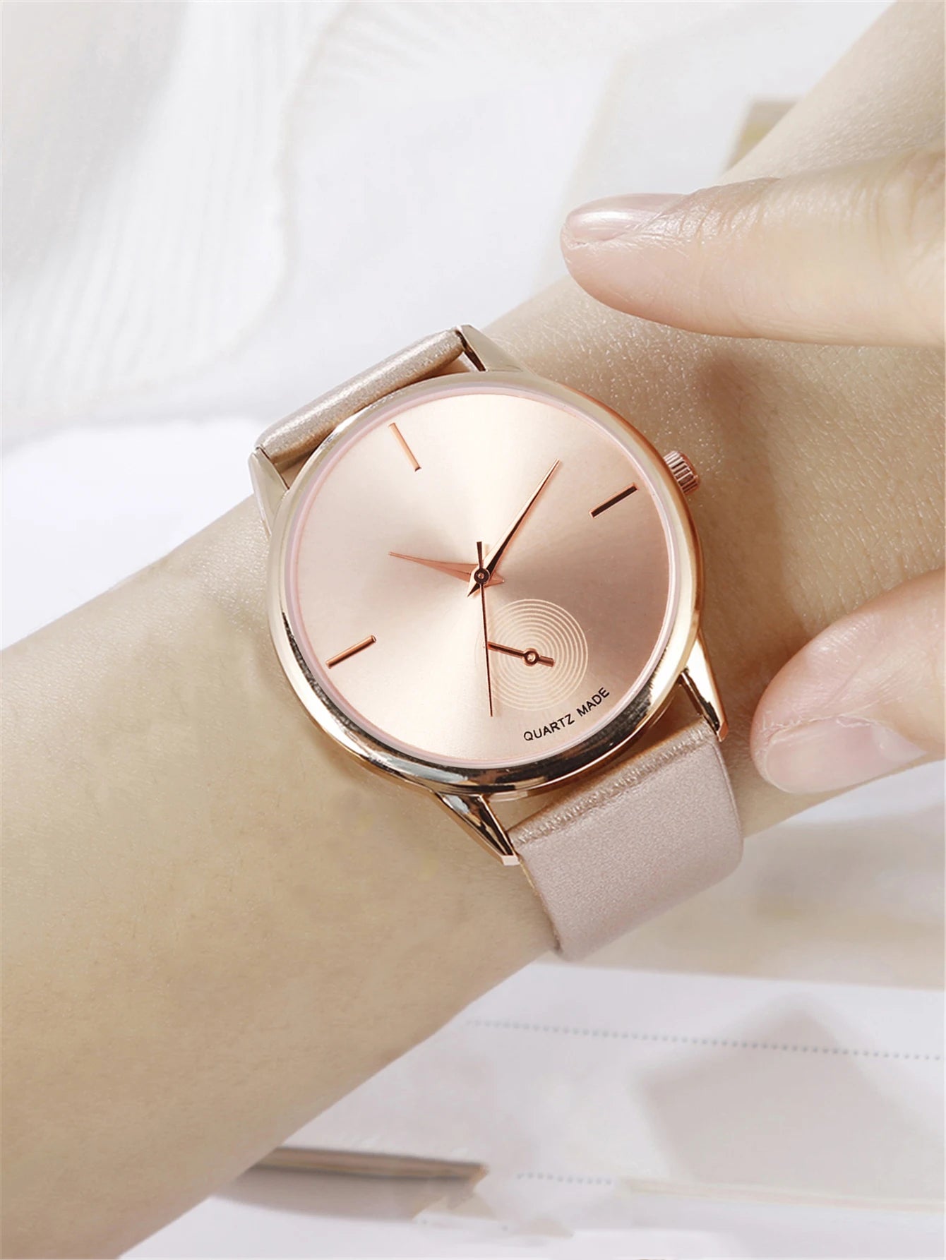 Reloj de mujer de 2 piezas con reloj de cuarzo minimalista de arte retro refrescante y versátil y pulsera de mariposa