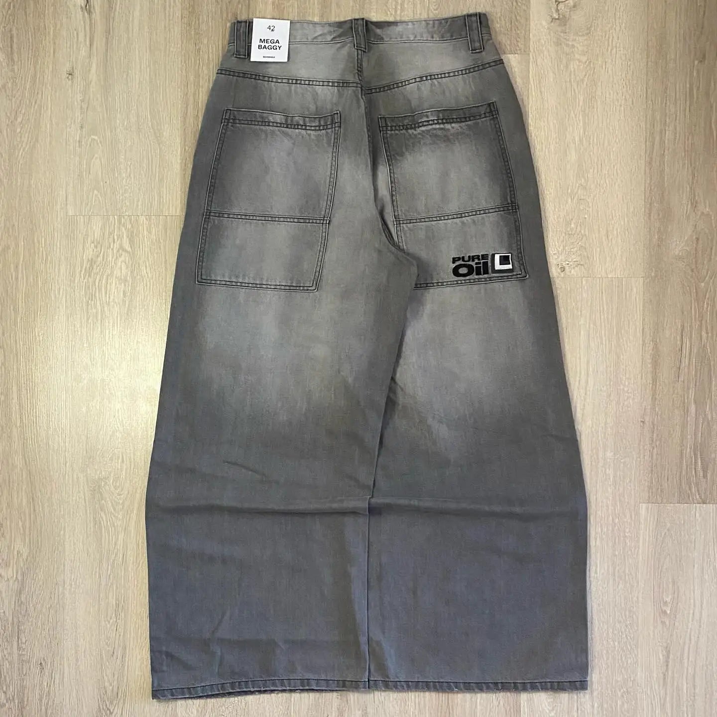 Pantalones de moda hip-hop para una mujer valiente y con estilo