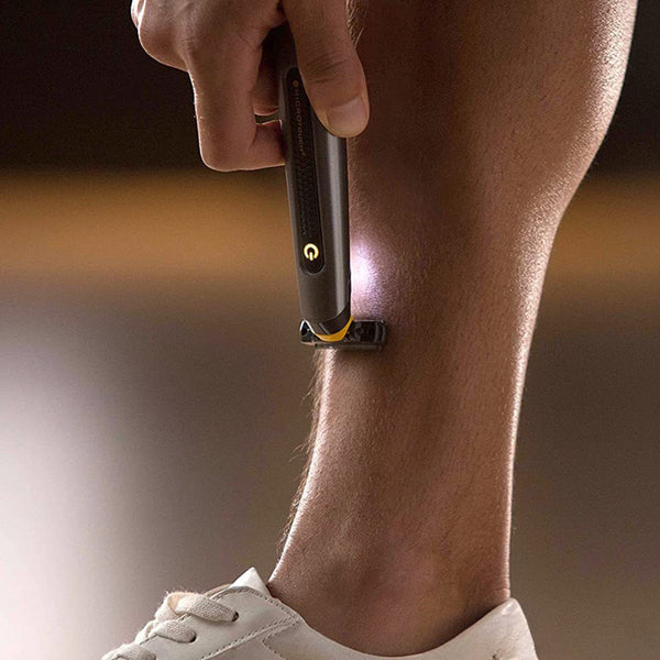 Recortadora eléctrica para hombres recargable por USB - Elegante diseño en negro con detalles amarillos, batería de 800mAh, incluye 3 peines de aseo, afeitadora portátil mini.